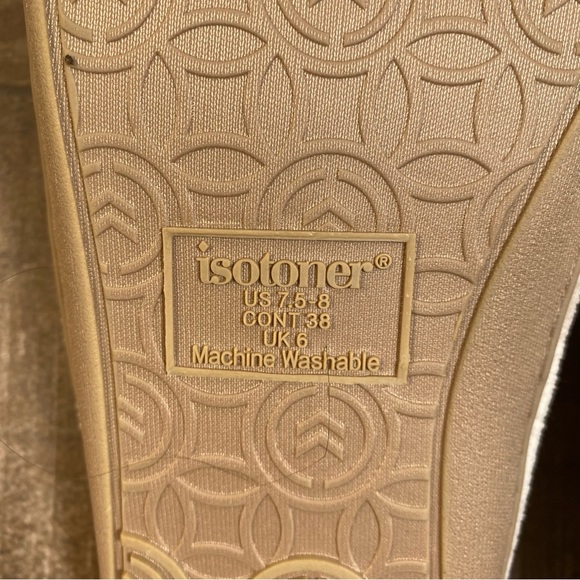 Isotoner signature memory foam machine washable terry knotted slippers cream M - Picture 2 of 4